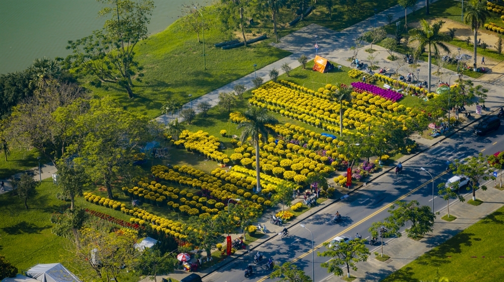 Chợ hoa Xuân bên bờ sông Hương