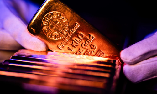 Giá vàng lao dốc về gần 4.900 USD/oz, SPDR Gold Trust bán ròng mạnh