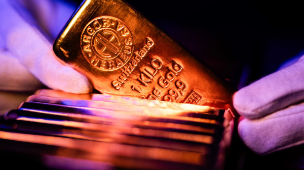 Giá vàng lao dốc về gần 4.900 USD/oz, SPDR Gold Trust bán ròng mạnh