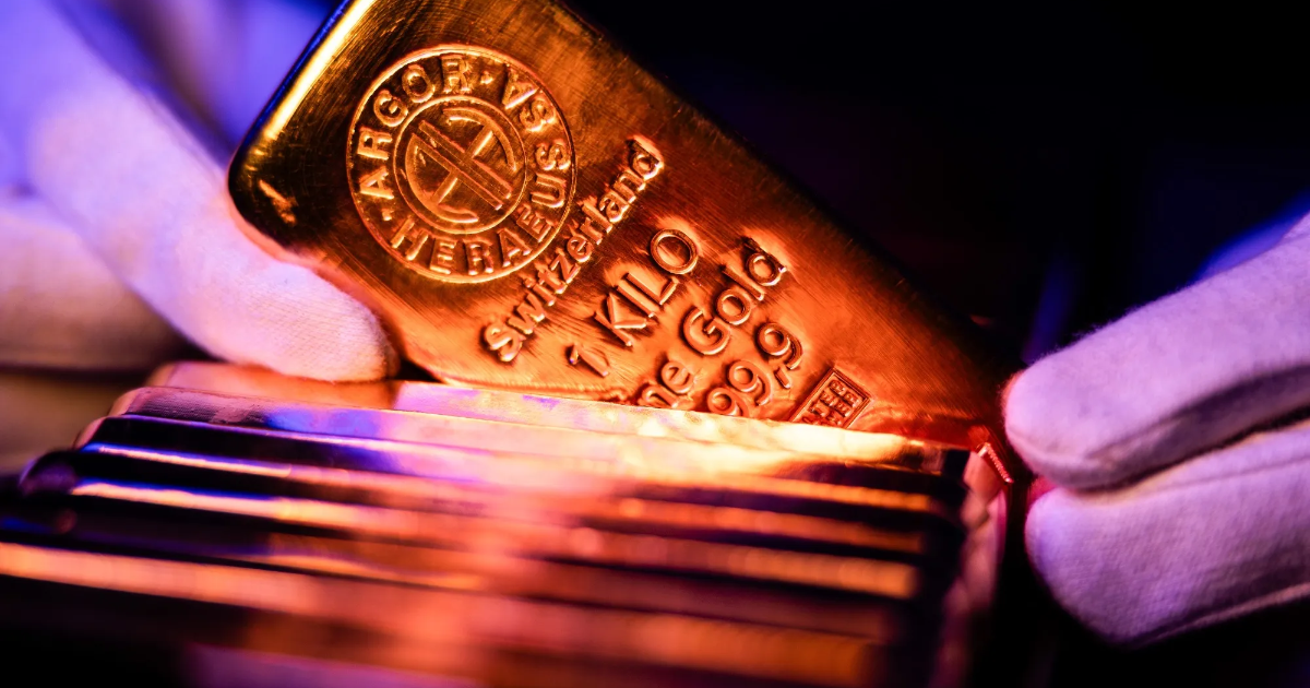 Giá vàng lao dốc về gần 4.900 USD/oz, SPDR Gold Trust bán ròng mạnh