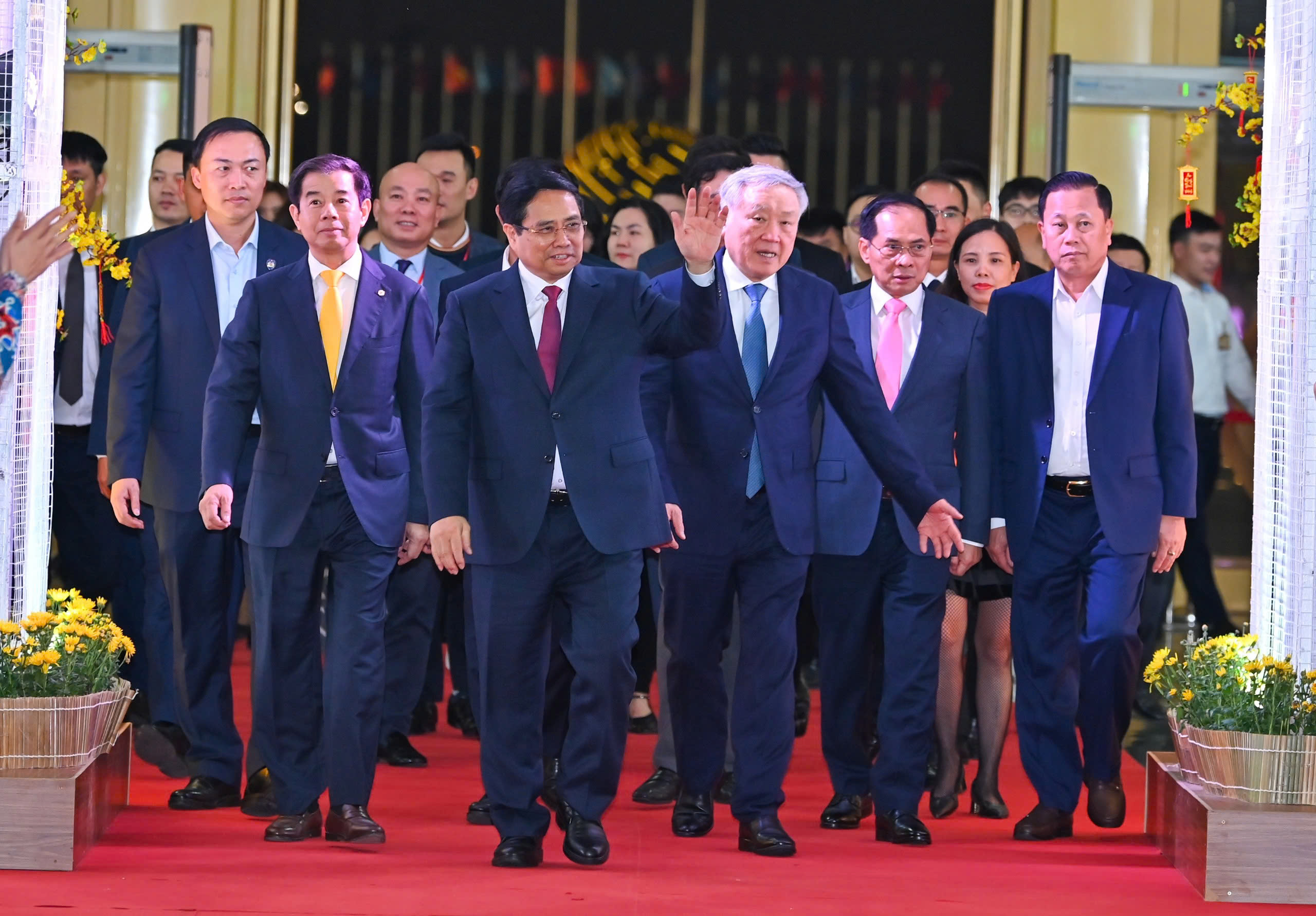 Lễ bế mạc Hội chợ Mùa Xuân 2026 với sự tham dự của Thủ tướng Chính phủ Phạm Minh Chính; Phó Thủ tướng thường trực Chính phủ Nguyễn Hòa Bình; Phó Thủ tướng Chính phủ Bùi Thanh Sơn - Trưởng Ban Chỉ đạo các Hội chợ Quốc gia; Quyền Bộ trưởng Bộ Công Thương Lê Mạnh Hùng; lãnh đạo Bộ Văn hóa, Thể thao và Du lịch, Bộ Nông nghiệp và Môi trường; UBND TP. Hà Nội; đại diện một số đại sứ, tổ chức nước ngoài tại Việt Nam...