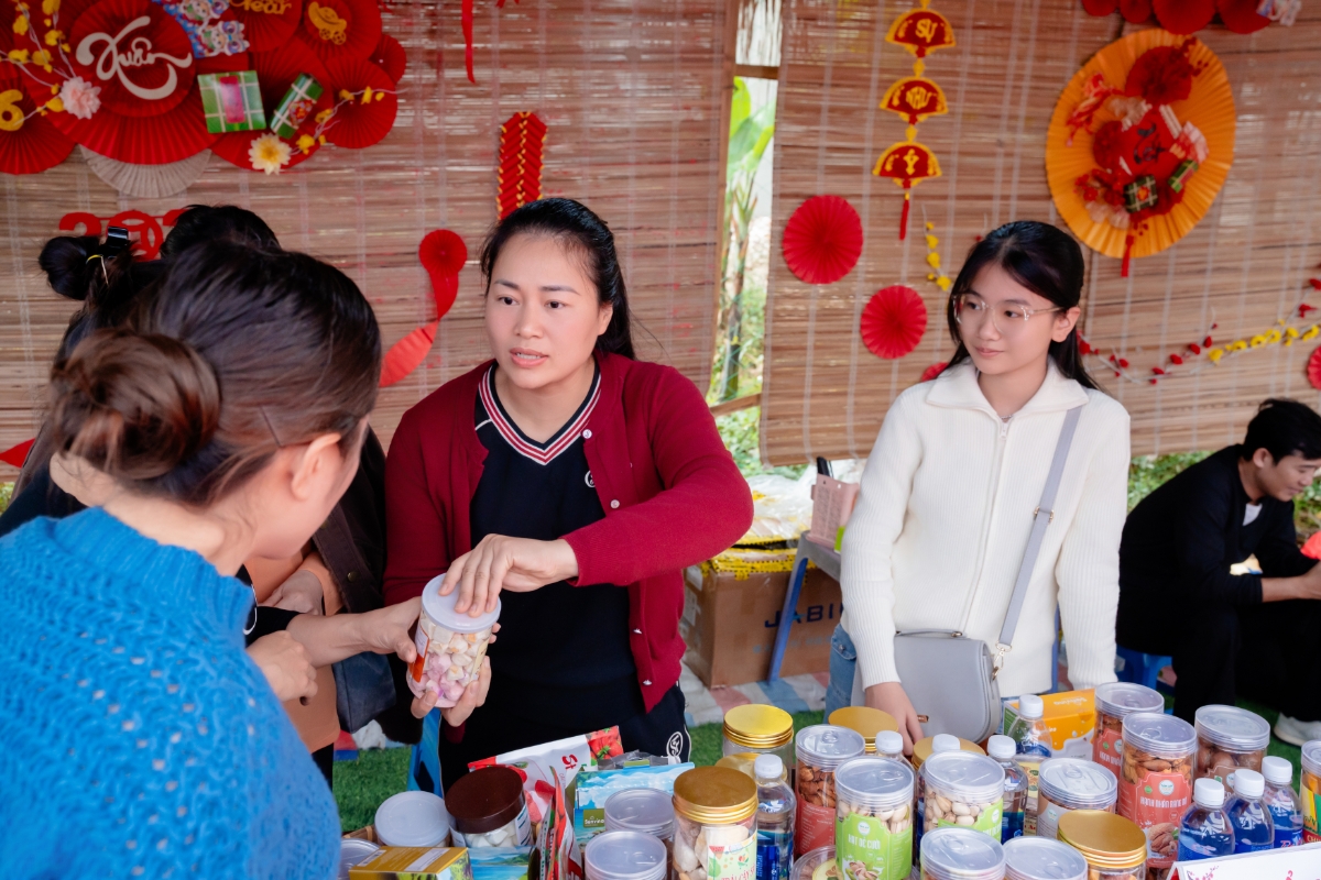 Người dân địa phương giới thiệu sản phẩm đặc trưng tới khách tham quan