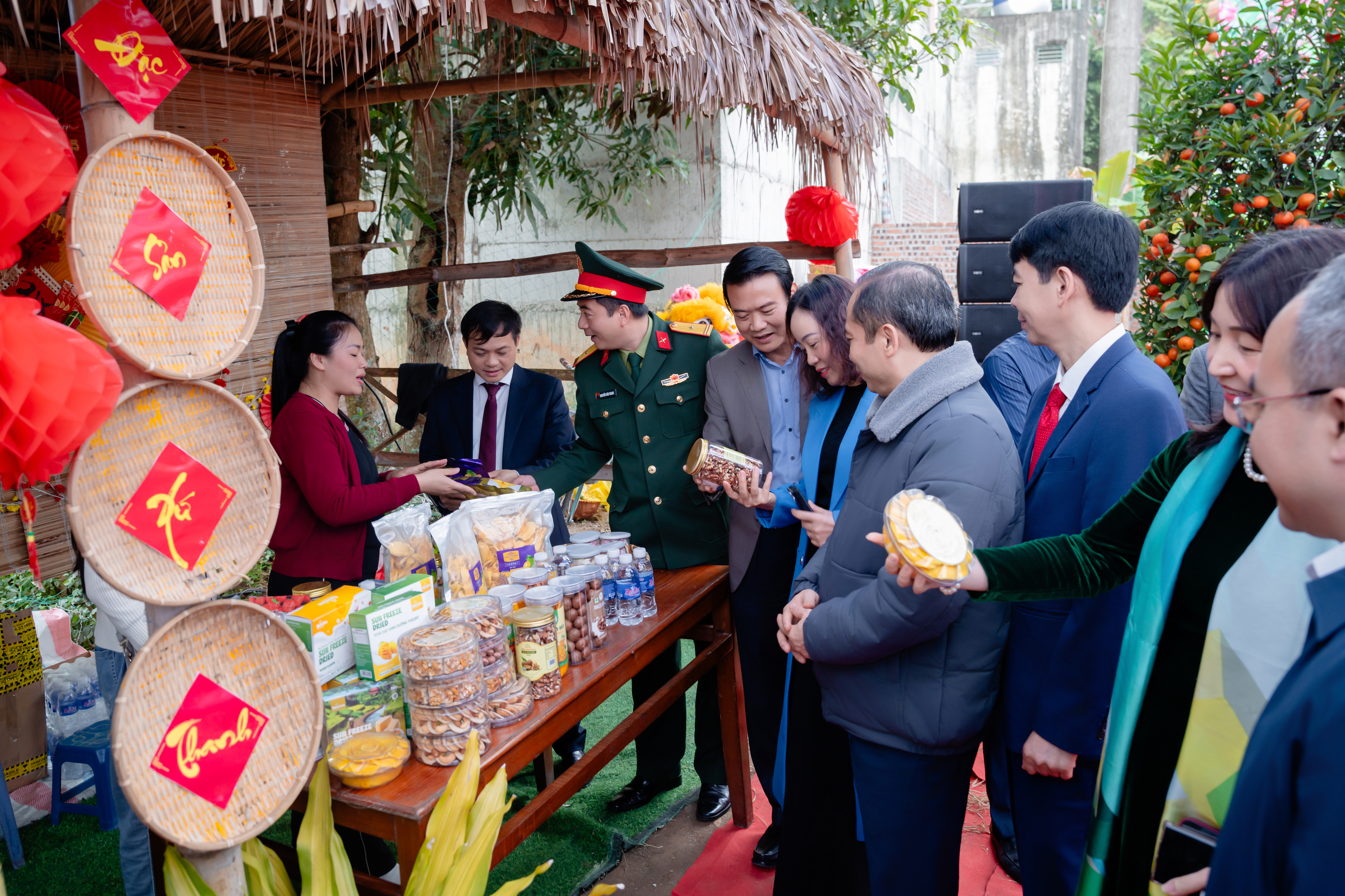 Các gian hàng bày bán nông sản an toàn, sản phẩm OCOP đặc trưng của Thanh Hóa tạo nên sắc màu phong phú, vừa phục vụ nhu cầu mua sắm Tết, vừa quảng bá sản vật địa phương.