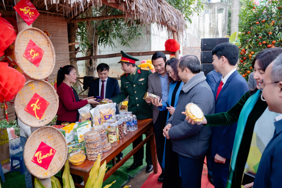 Các gian hàng bày bán nông sản an toàn, sản phẩm OCOP đặc trưng của Thanh Hóa tạo nên sắc màu phong phú, vừa phục vụ nhu cầu mua sắm Tết, vừa quảng bá sản vật địa phương.