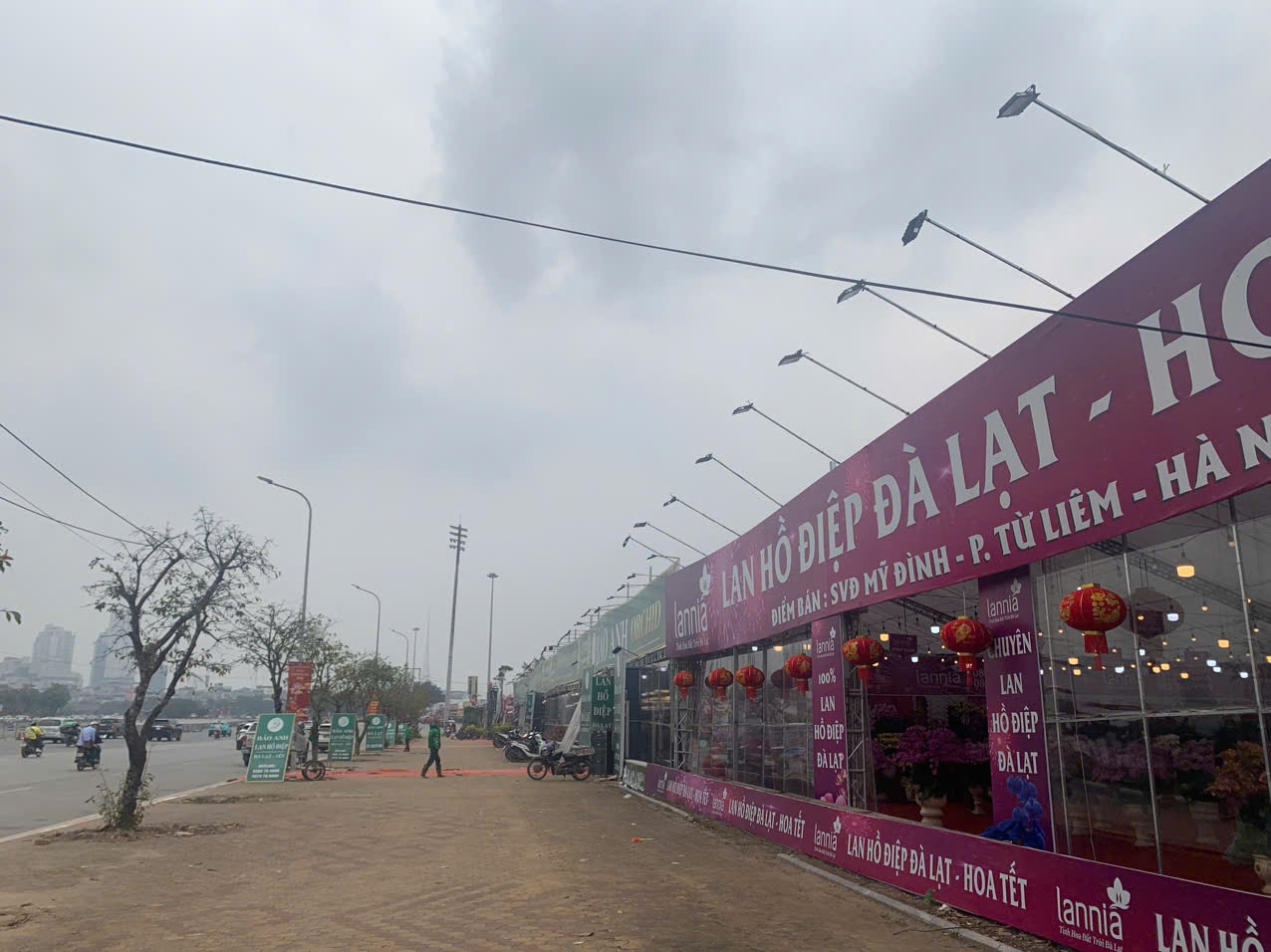 Chiều 26 Tết, dù thời tiết rất đẹp, nắng nhẹ, trời không quá rét nhưng khu vực bán hóa trên đường Lê Quang Đạo, đoạn qua sân vận động Mỹ Đình có rất ít khách hàng. 