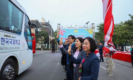 Công đoàn Hà Nội tổ chức các chuyến xe đưa công nhân về quê đón Tết. Ảnh: Ngọc Ánh.