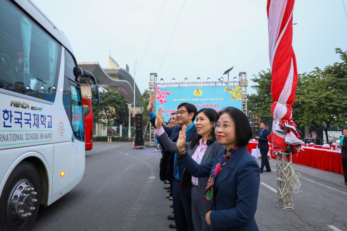 Công đoàn Hà Nội tổ chức các chuyến xe đưa công nhân về quê đón Tết. Ảnh: Ngọc Ánh.