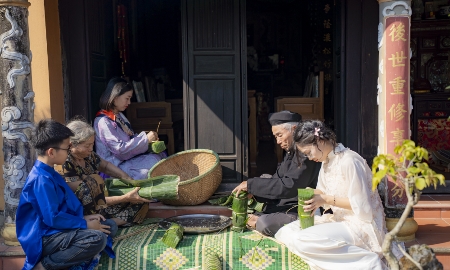 Các thành viên trong gia đình cùng nhau gói bánh, giữ lửa nghề truyền thống