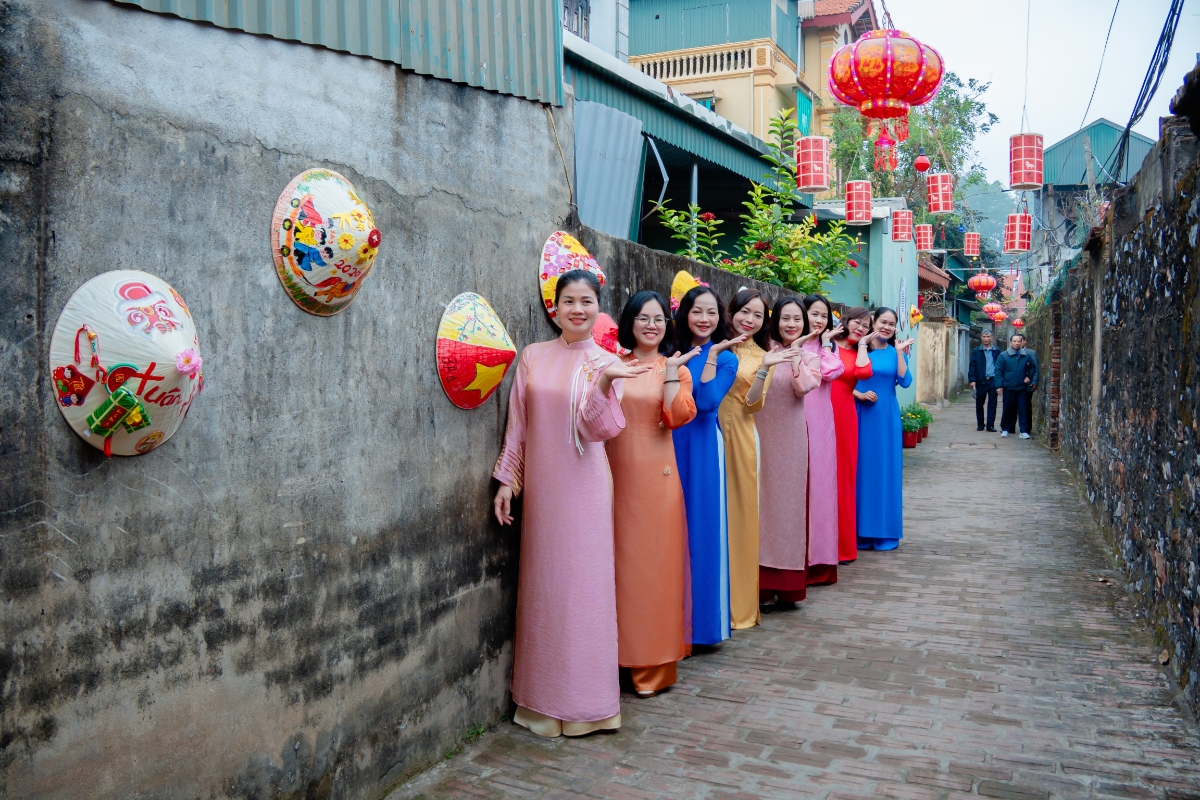 Hàng nghìn lượt khách đến tham quan, trải nghiệm Tết xưa làng cổ