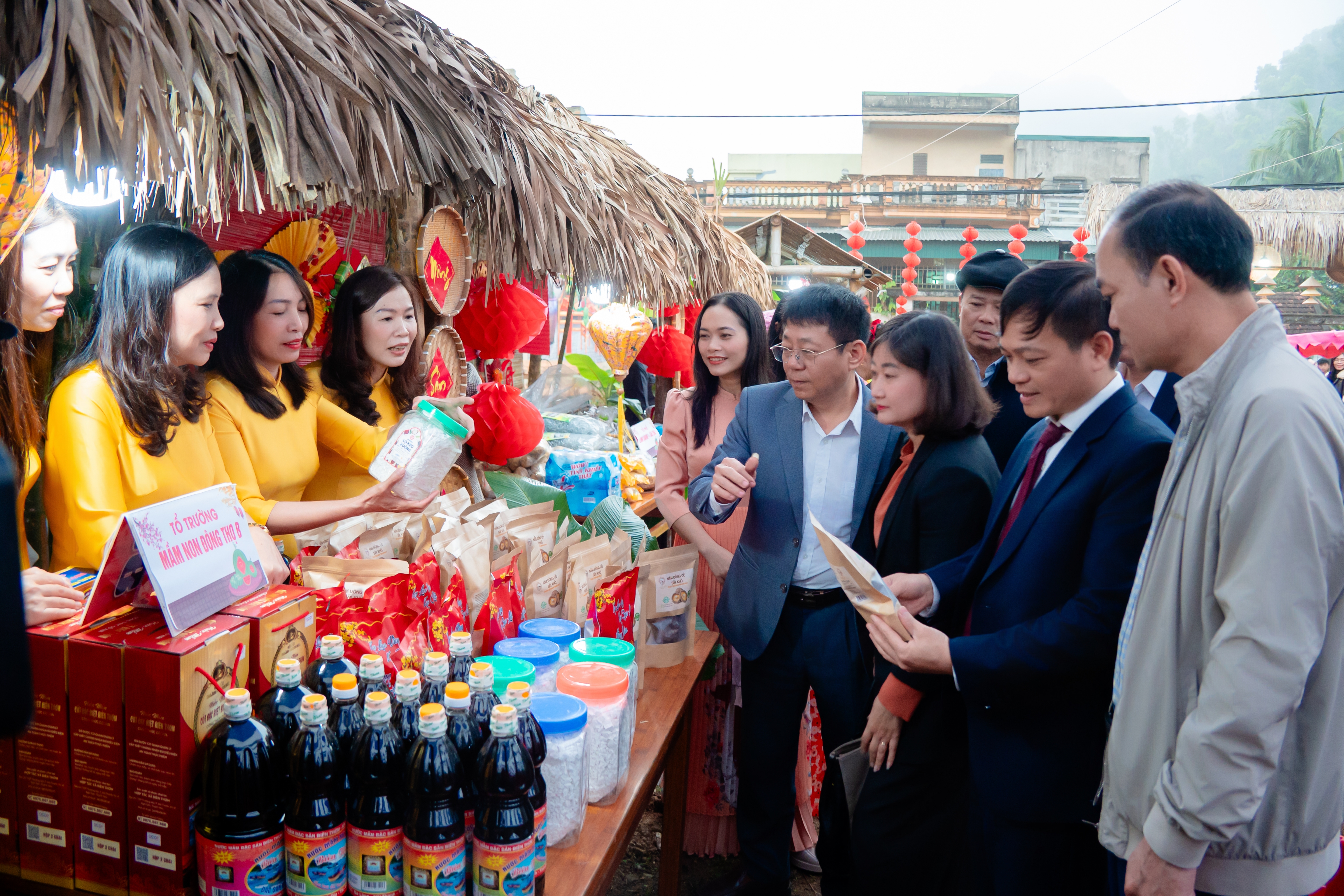 Các đại biểu và du khách tham quan các gian hàng nông sản an toàn, sản phẩm OCOP của Thanh Hóa.