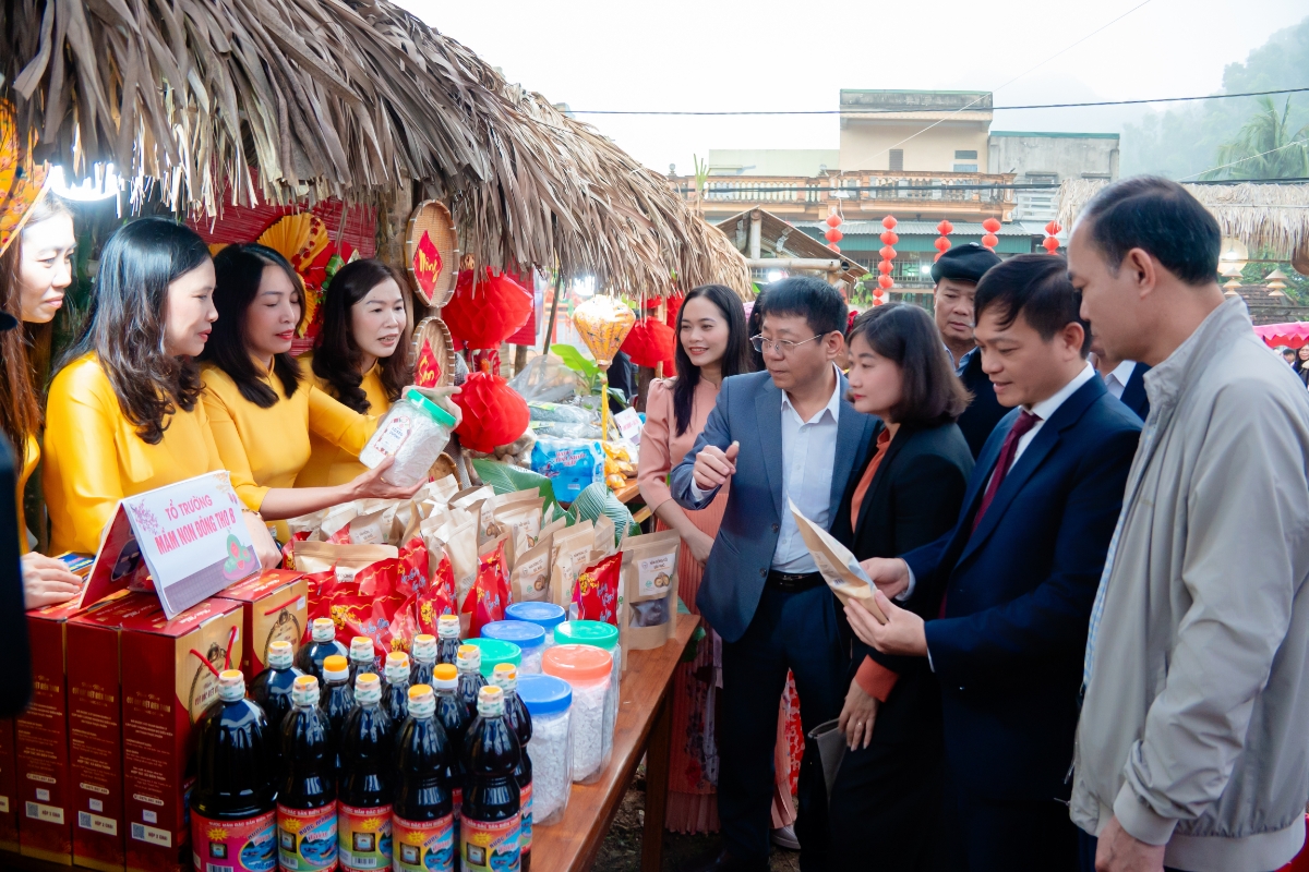 Các đại biểu và du khách tham quan các gian hàng nông sản an toàn, sản phẩm OCOP của Thanh Hóa.