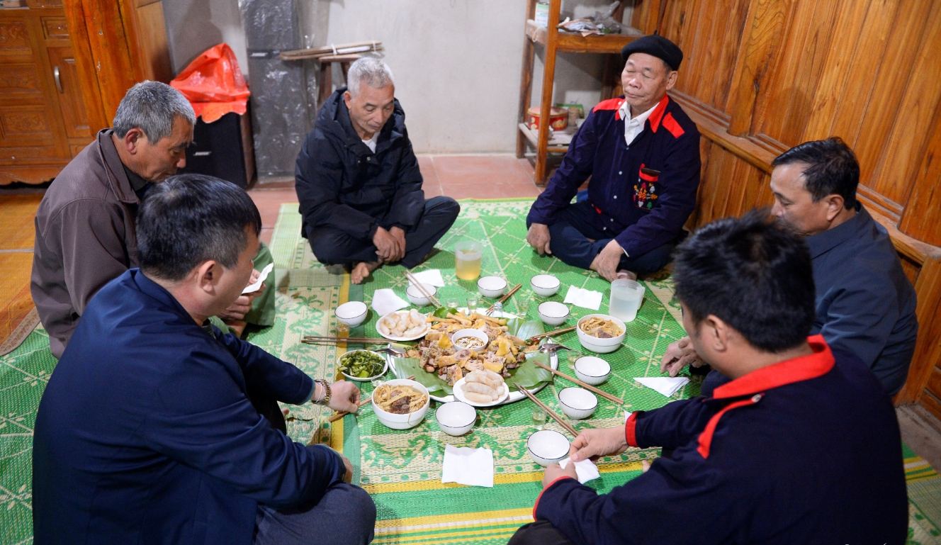 Trong ngày “Tết năm cùng”, sau khi hoàn tất các nghi thức dâng cúng tổ tiên, cả gia đình quây quần bên mâm cỗ. Không khí ấm cúng lan tỏa trong từng nếp nhà, tiếng cười nói xen lẫn lời chúc tụng đầu năm. Với người Dao, đây không chỉ là bữa cơm sum họp mà còn là dịp nhắc nhở con cháu nhớ về cội nguồn, trân trọng những giá trị truyền thống.