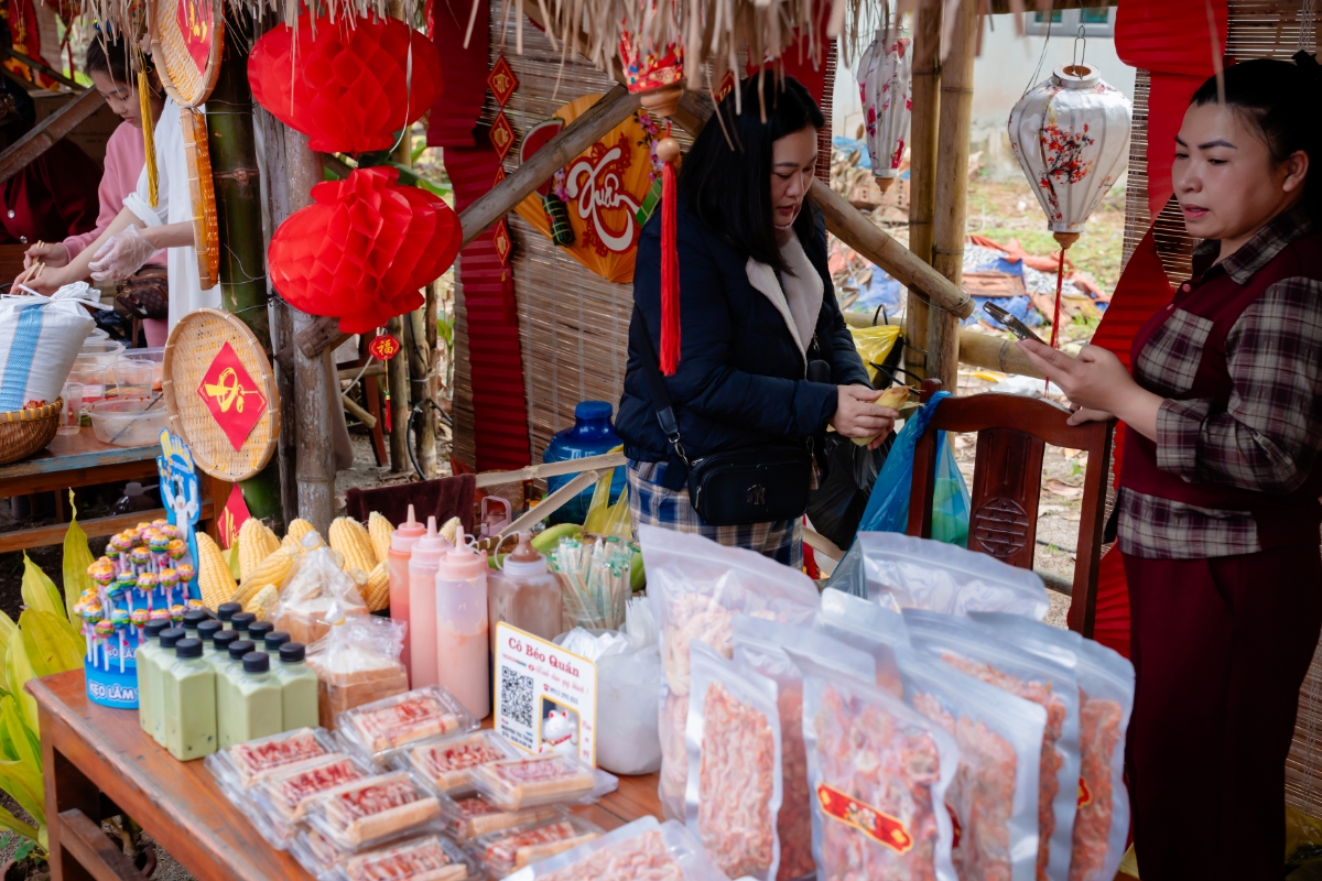 Sự kết hợp hài hòa giữa yếu tố văn hóa và thương mại giúp người dân có thêm cơ hội giới thiệu, tiêu thụ sản phẩm, đồng thời mang đến cho du khách trải nghiệm gần gũi, chân thực về đời sống làng quê xưa.