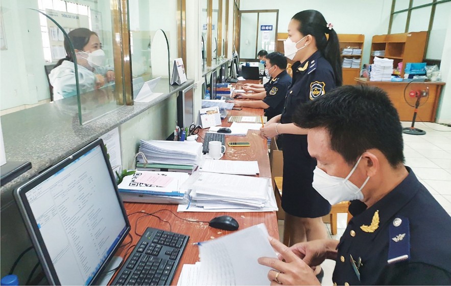Hải quan khu vực lúng túng xác nhận chứng từ, xử lý tờ khai buộc tái xuất hoặc tiêu huỷ