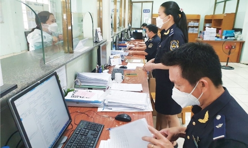 Hải quan khu vực lúng túng xác nhận chứng từ, xử lý tờ khai buộc tái xuất hoặc tiêu huỷ