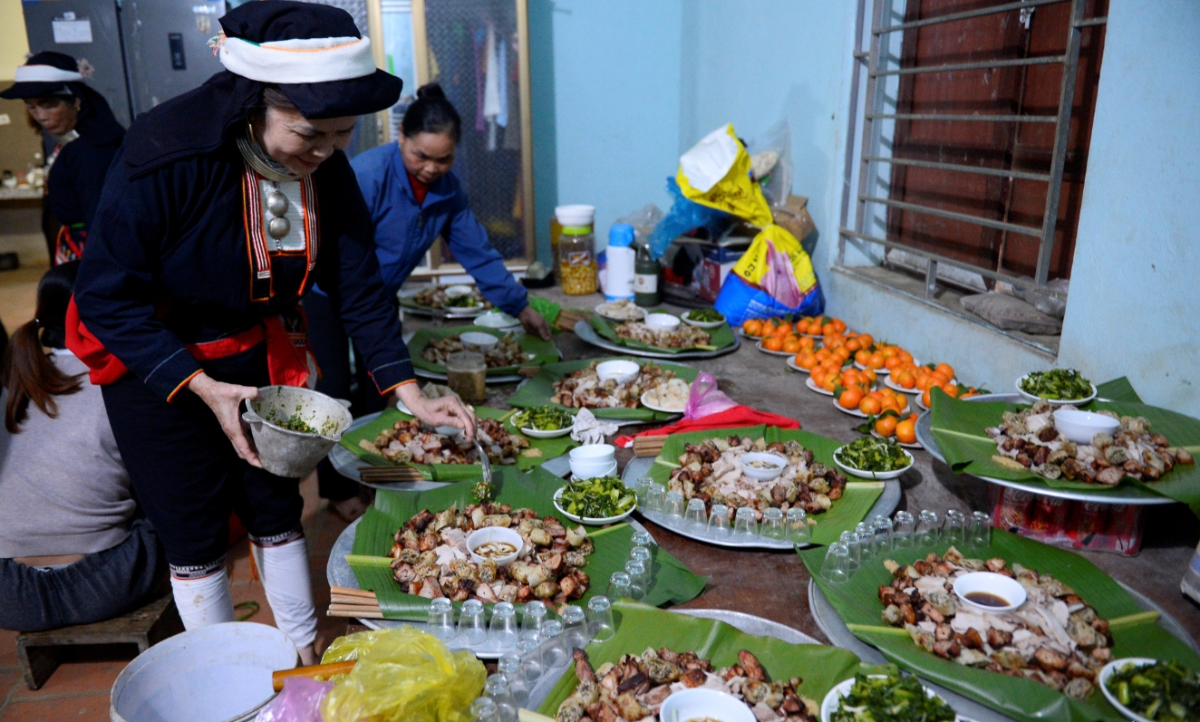Phụ nữ Dao chuẩn bị mâm cỗ truyền thống