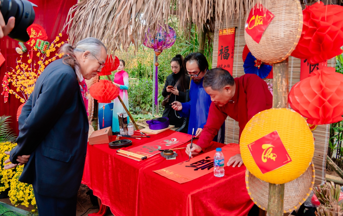 Không gian “Ông đồ cho chữ” thu hút nhiều người xin chữ đầu năm