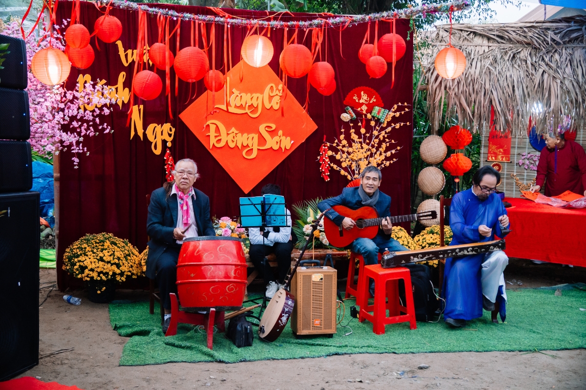 Nghệ nhân biểu diễn Ca trù giữa không gian làng cổ Đông Sơn