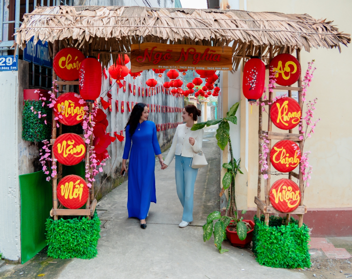 Du khách ghi lại khoảnh khắc giữa không gian Tết xưa