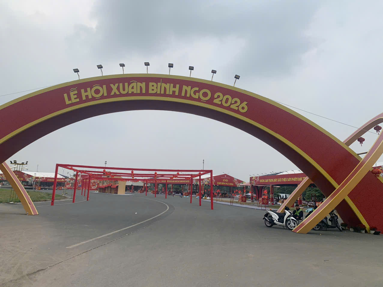 Năm nay không chỉ tại các điểm bán hoa có không khí trầm lắng, tại một số hội chợ Xuân, tình trạng nhân viên đông hơn khách cũng diễn ra khá phổ biến. Tại hội chợ Xuân trong khu vực trường đua F1, Mỹ Đình, chiều 26 Tết gần như không có 1 bóng khách. 