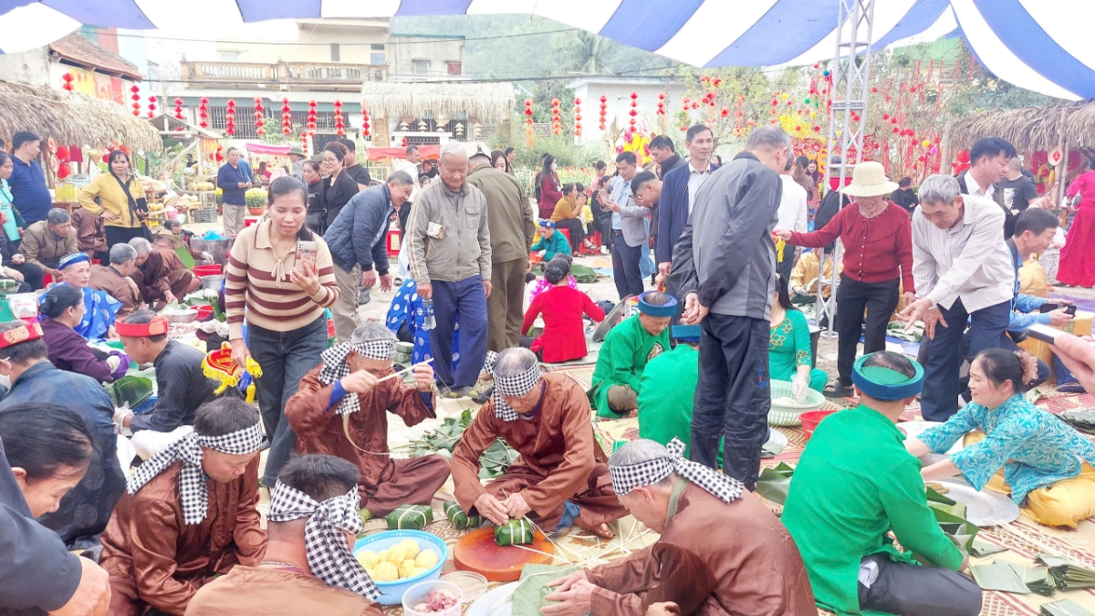 Hội thi gói bánh chưng thu hút sự tham gia của nhân dân địa phương