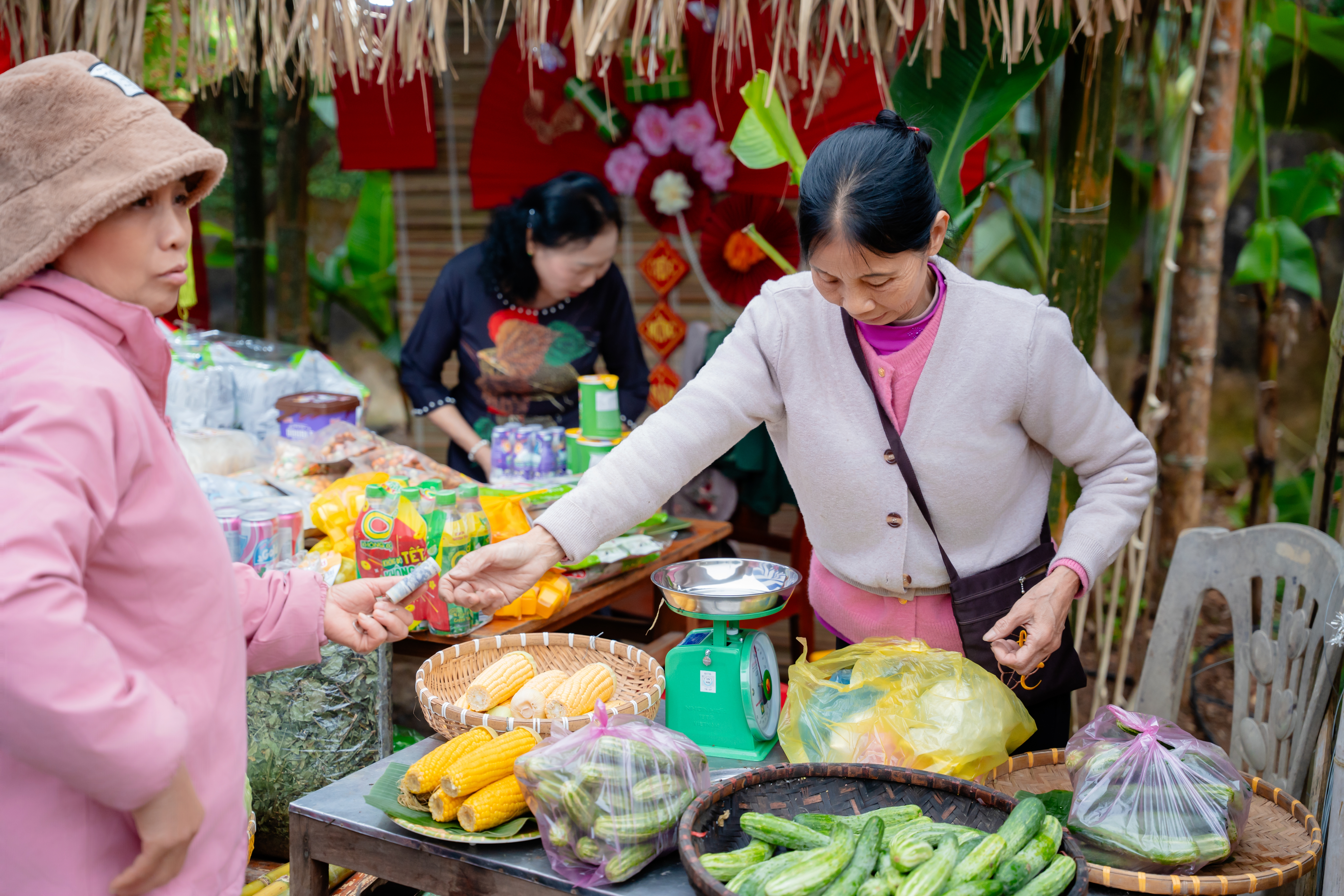 Không gian chợ quê tại làng Đông Sơn tái hiện khung cảnh Tết cổ truyền rộn ràng
