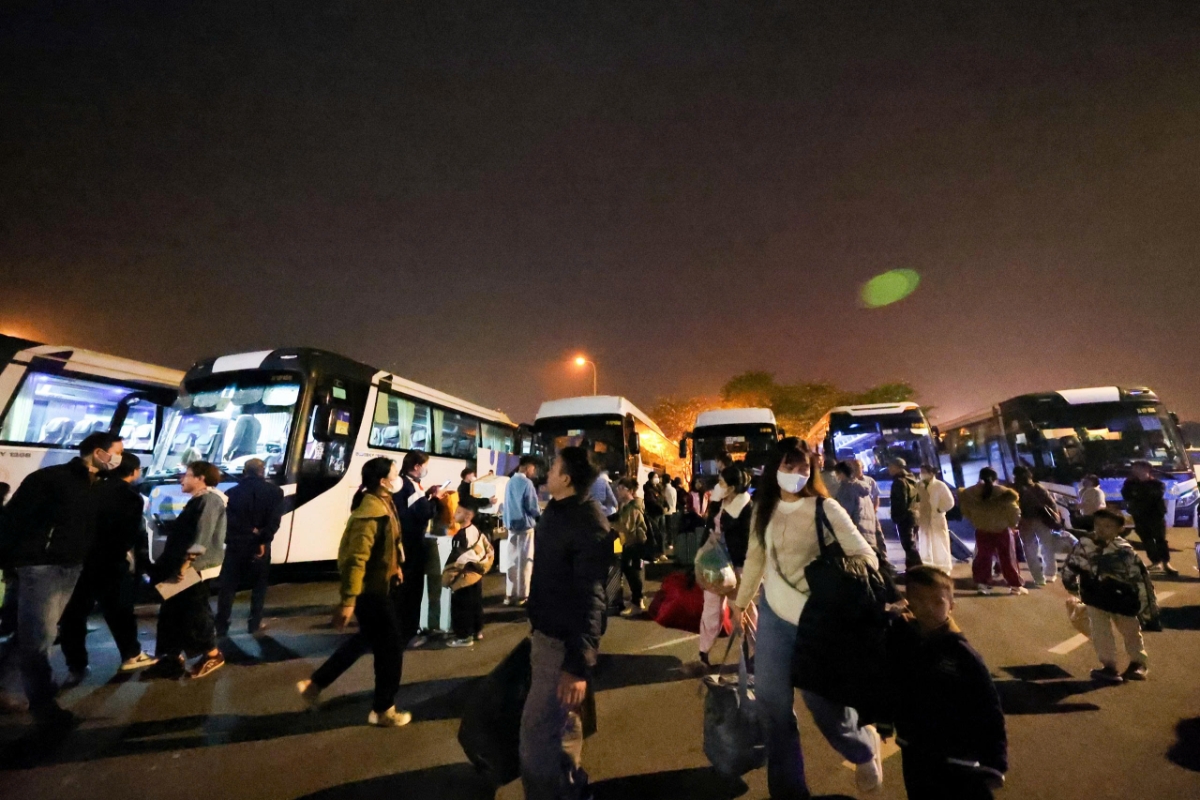 Người lao động chuẩn bị về quê đón Tết trên các chuyến xe miễn phí.&nbsp;