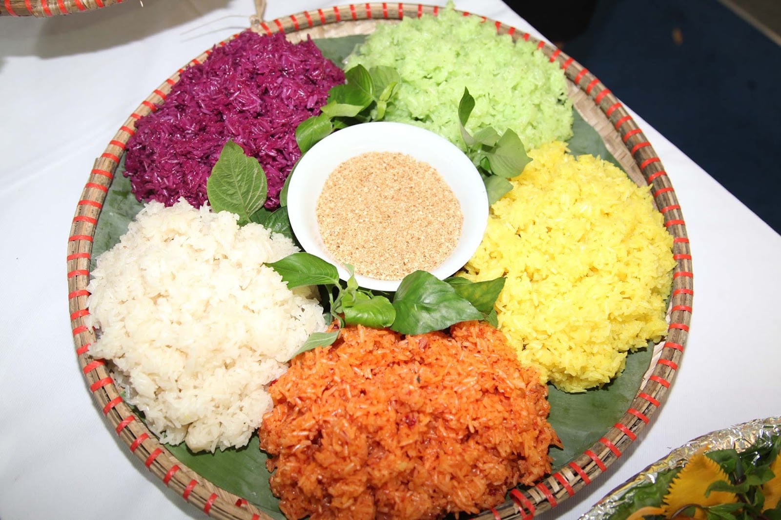 Theo quan niệm của người Dao, năm màu tượng trưng cho ngũ hành, cầu mong sự hài hòa giữa con người với thiên nhiên và trong mỗi gia đình.