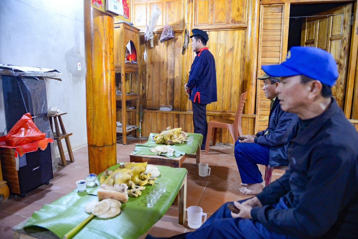 Nghi lễ cúng Tết năm cùng do 3 thầy cúng thông thạo tiếng Dao cổ hành lễ