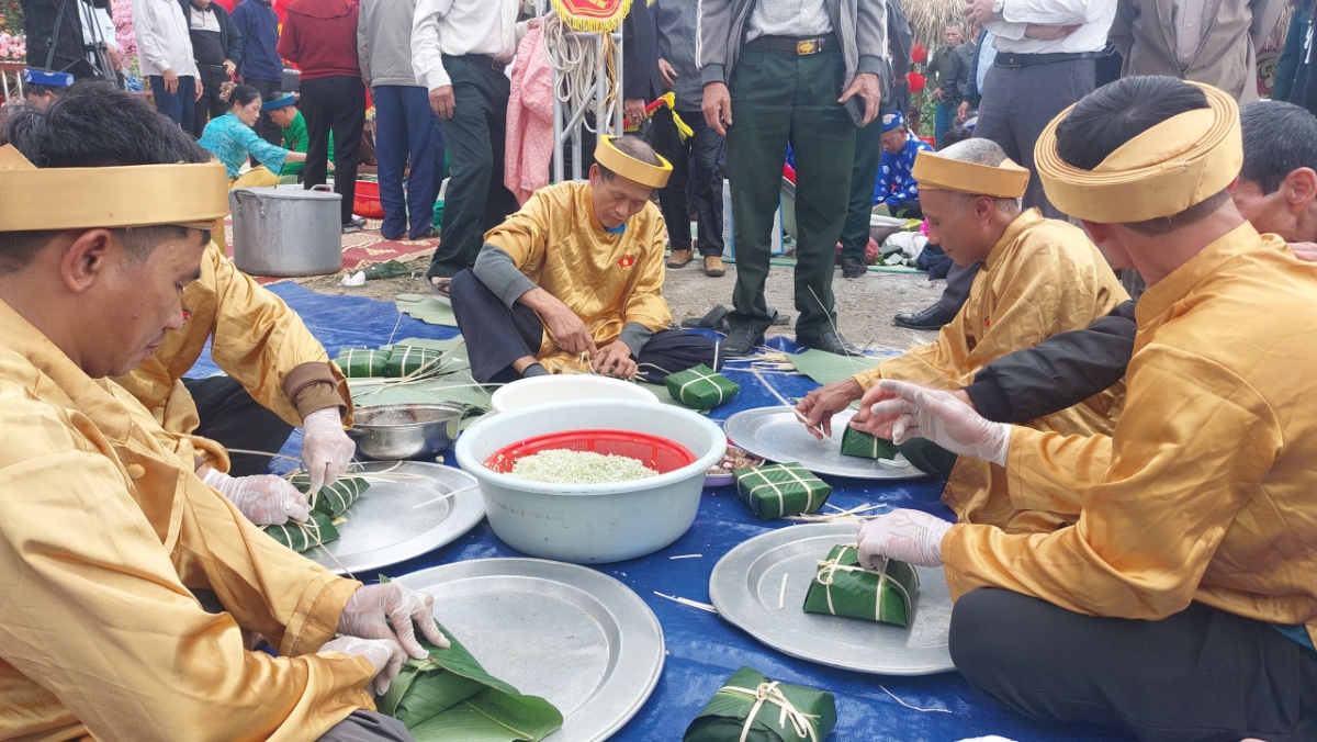 Các đội thi chăm chút từng chiếc bánh chưng với sự tỉ mỉ, khéo léo