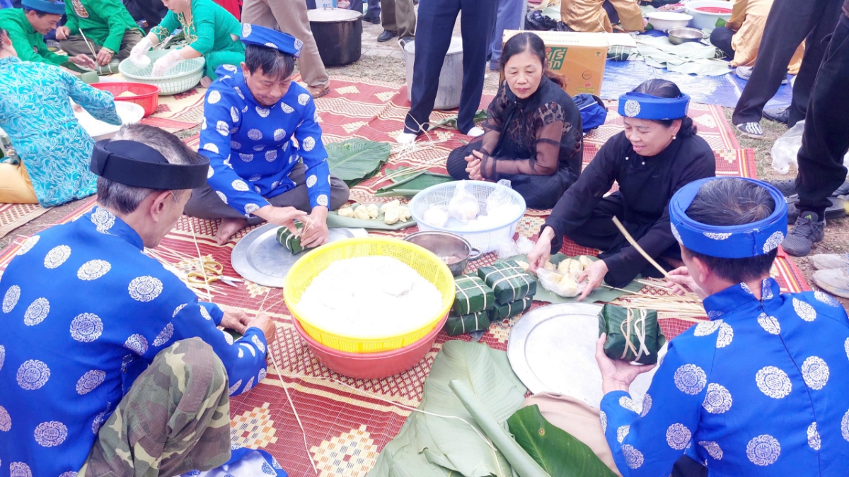  Hội thi gói bánh chưng tại  “Tết xưa làng cổ” 