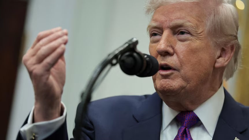 <i>Phát biểu tại Phòng Bầu dục, ông Trump gọi việc bãi bỏ này là 