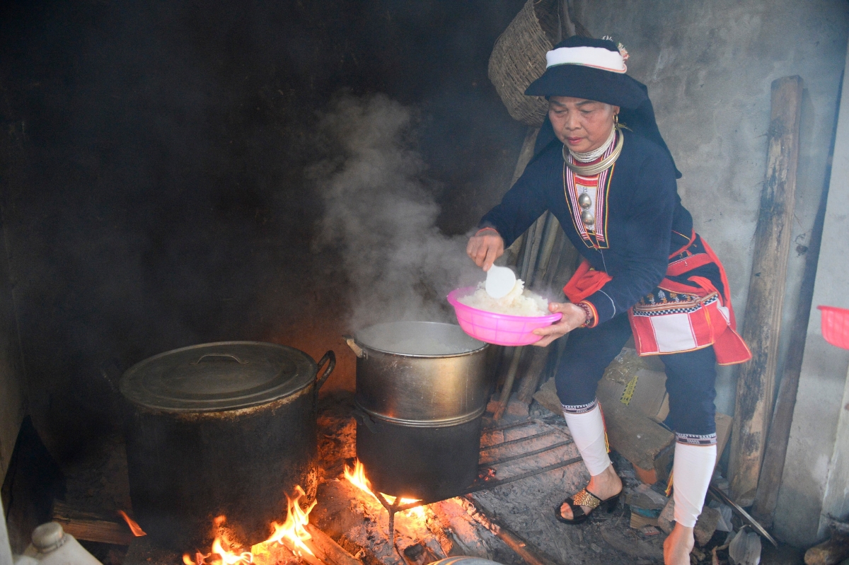 Gạo nếp được đồ chín thành xôi là nguyên liệu để làm bánh dày.&nbsp;Bánh dày trắng tròn tượng trưng cho sự đủ đầy, trọn vẹn.