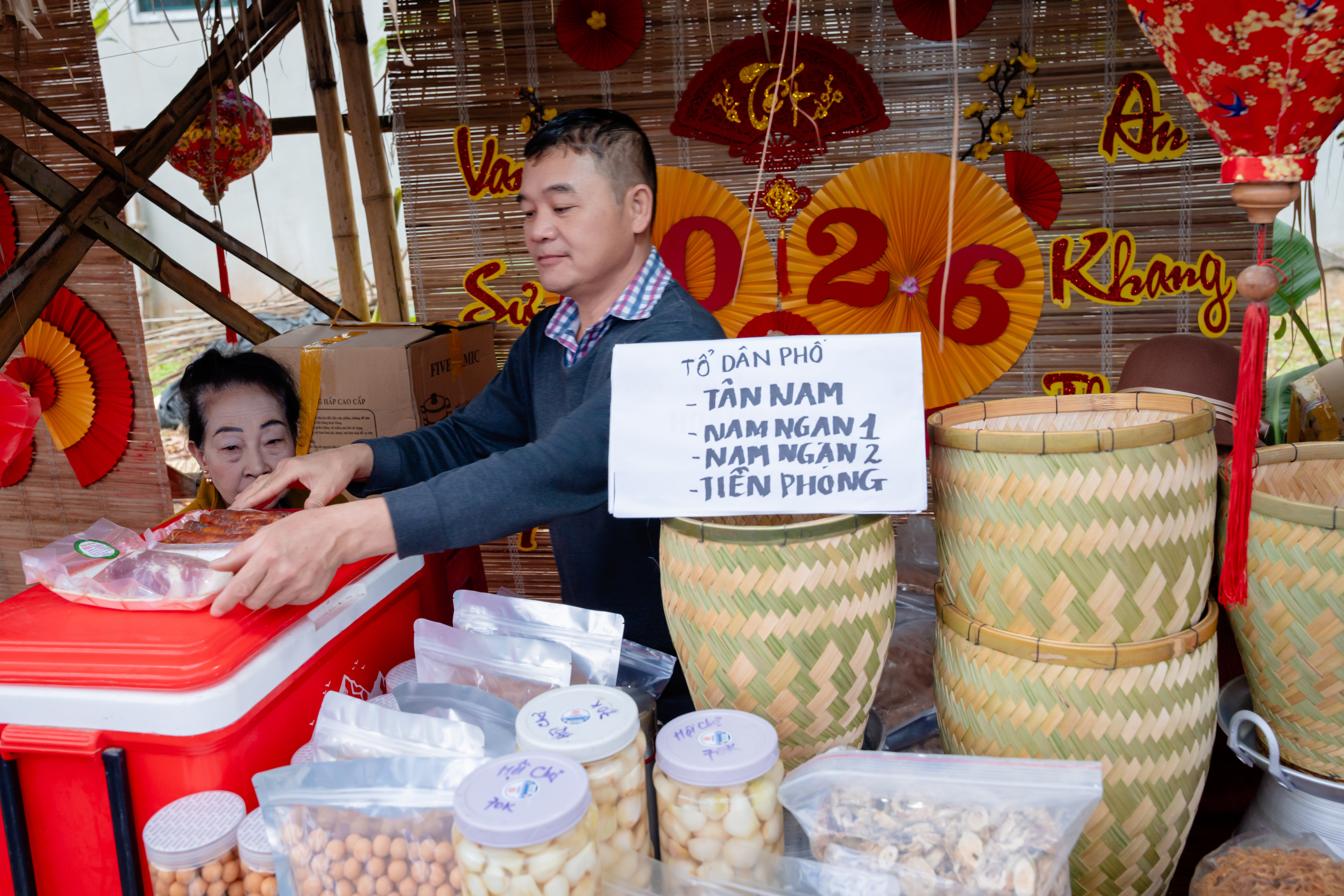 Không gian chợ quê tại làng Đông Sơn tái hiện khung cảnh Tết cổ truyền rộn ràng.