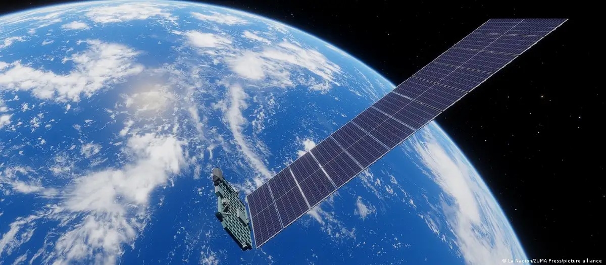 Vệ tinh Starlink trên quỹ đạo, cung cấp kết nối internet cho các khu vực xa xôi. Ảnh: La Nacion/ZUMA Press/picture alliance.
