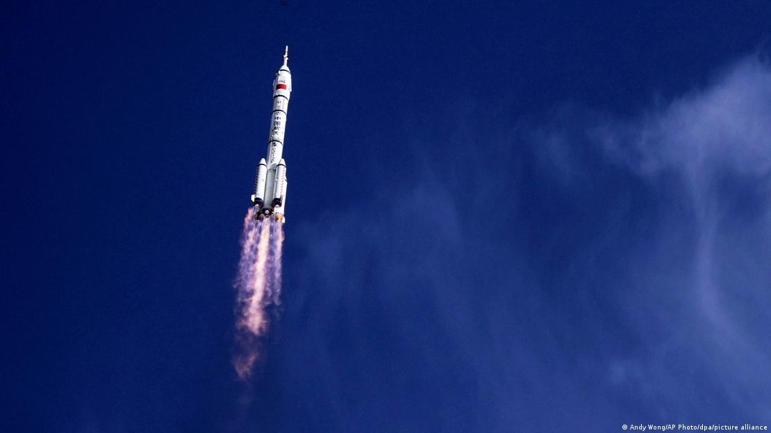 Tên lửa Trung Quốc phóng phi hành gia lên trạm vũ trụ (tháng 4/2025), trong bối cảnh cạnh tranh vệ tinh toàn cầu. Ảnh: Andy Wong/AP Photo/dpa/picture alliance.