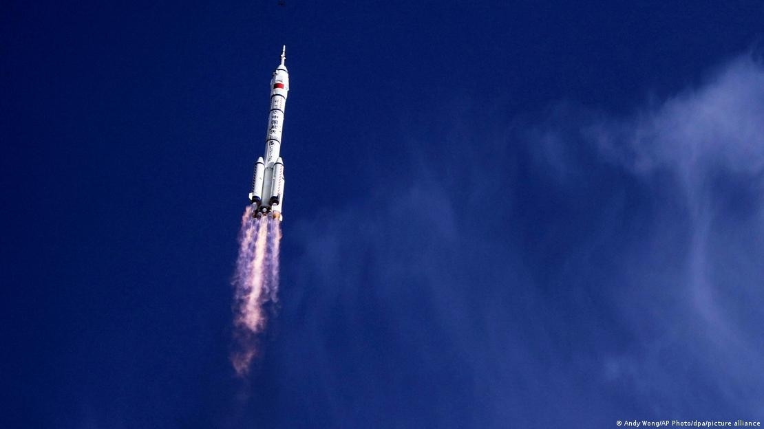 Tên lửa Trung Quốc phóng phi hành gia lên trạm vũ trụ (tháng 4/2025), trong bối cảnh cạnh tranh vệ tinh toàn cầu. Ảnh: Andy Wong/AP Photo/dpa/picture alliance.