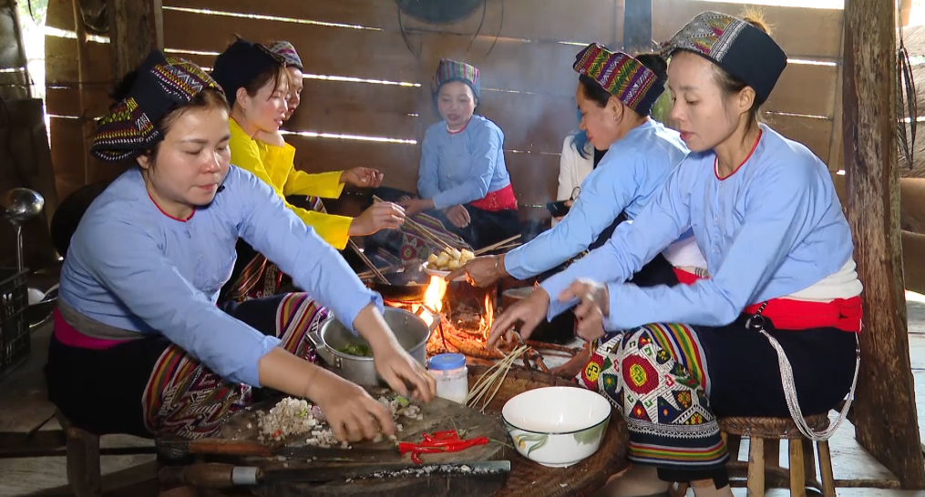 Phụ nữ Thái ở Thanh Hoá chuẩn bị các món ăn truyền thống tiếp đãi khách ngày Tết