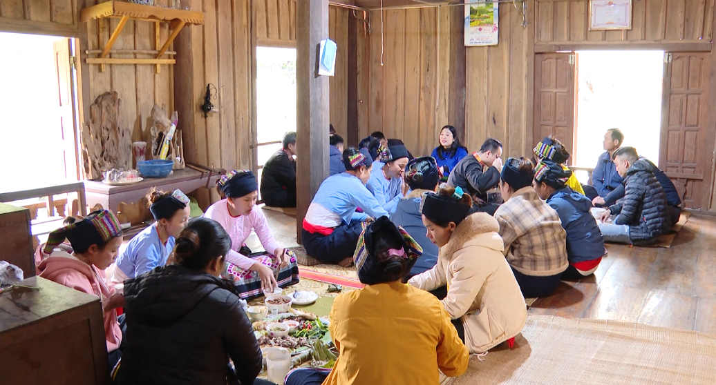 Cảnh quây quần bên mâm cơm, tiếng cười rộn rã trong nhà sàn