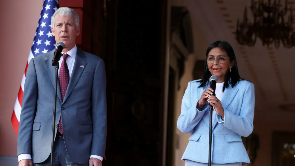 Bộ trưởng Năng lượng Mỹ Chris Wright (trái) và Tổng thống lâm thời Venezuela Delcy Rodriguez tại Caracas hôm 11/2/2026 - Ảnh: Reuters.