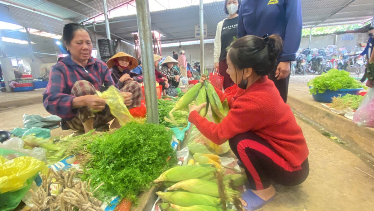 Gian hàng thực phẩm đông kín khách từ sớm