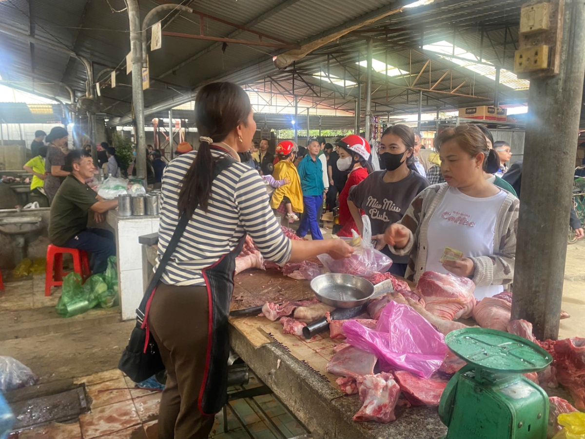 Các tiểu thương bán thịt tất bật phục vụ khách ngày cận Tết