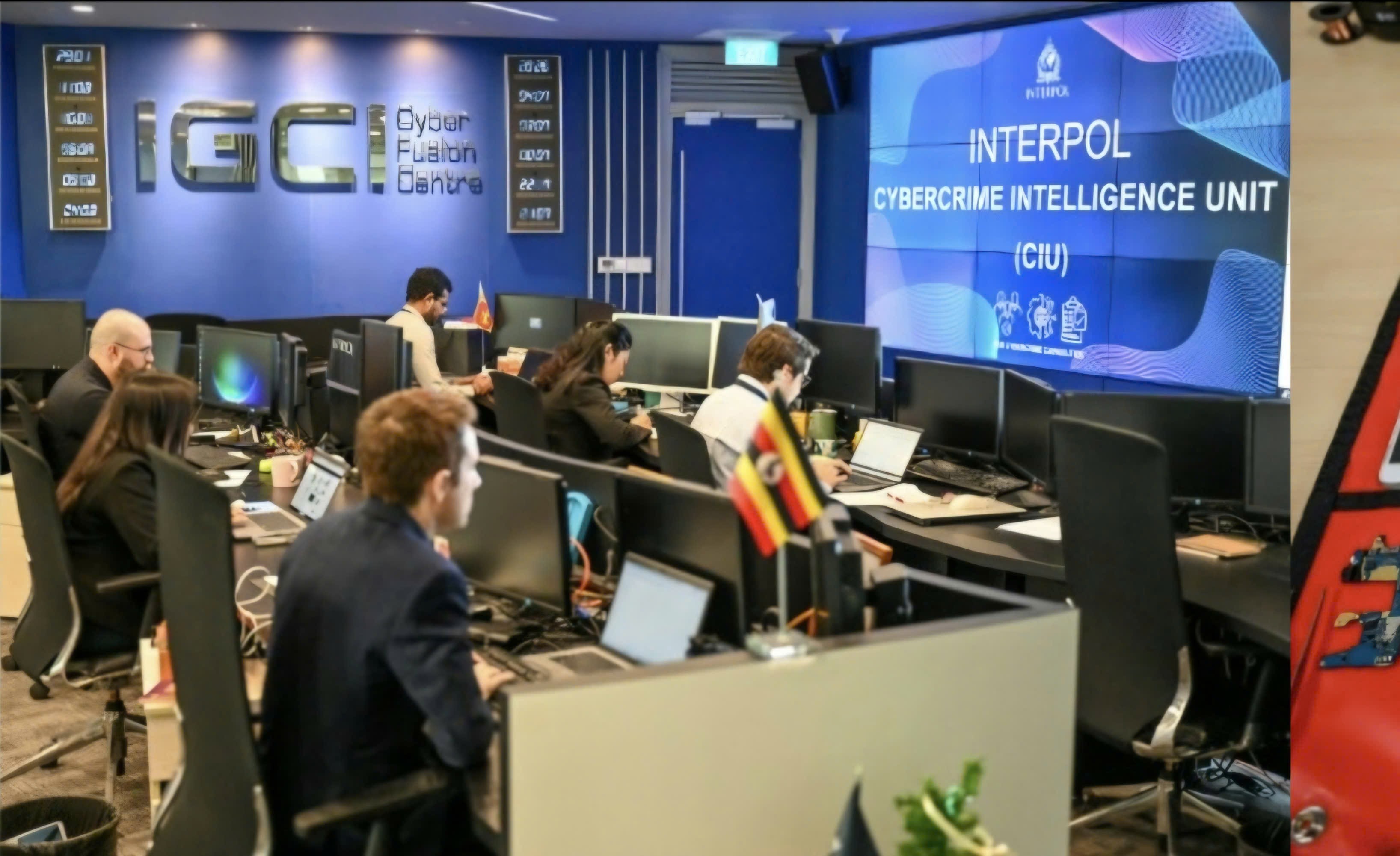 AFP được phép tham quan cơ sở chống tội phạm mạng đa chức năng của tổ chức, nơi các chuyên gia phân tích khối lượng dữ liệu khổng lồ. Ảnh: AFP