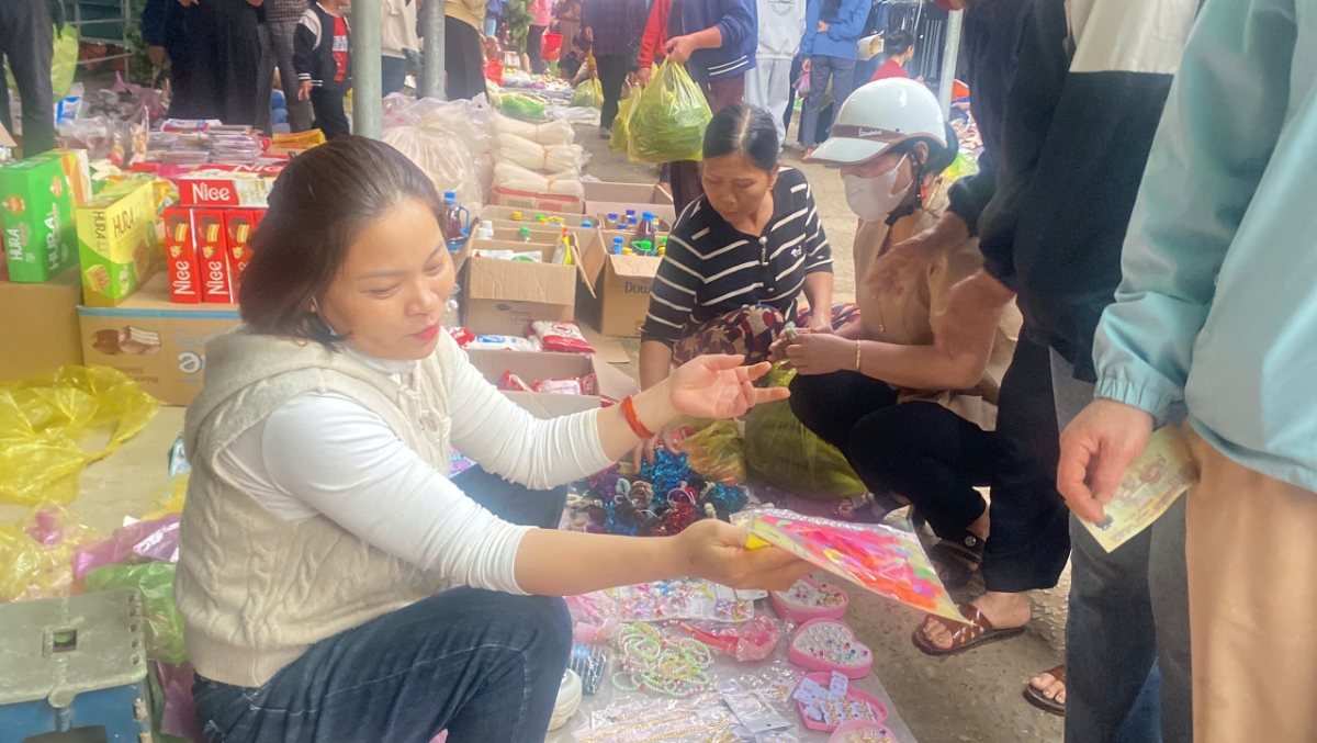 Người mua, kẻ bán trò chuyện rôm rả trong buổi sáng cuối năm