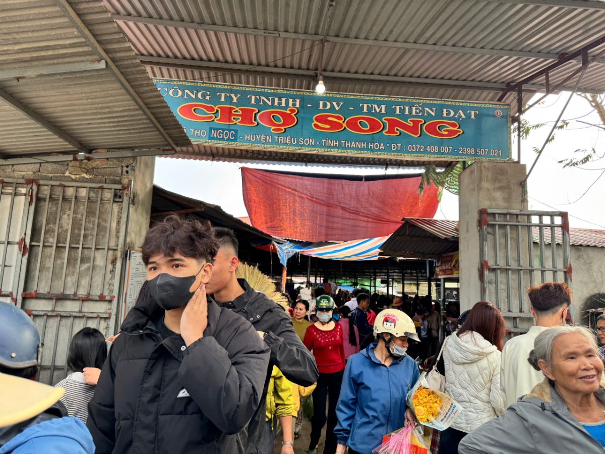 Từ chợ Song, không khí Tết theo chân người dân trở về từng nếp nhà