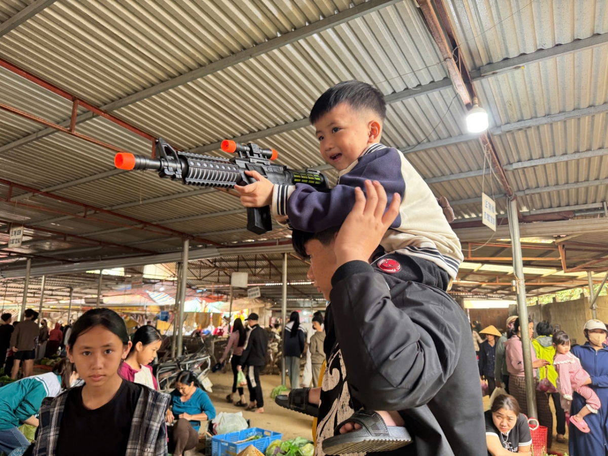 &nbsp;Niềm vui hiện rõ trên gương mặt em nhỏ khi được mua đồ mới.