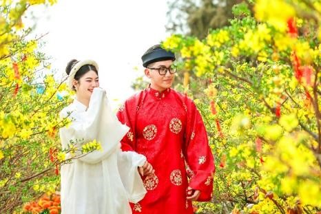 Cung đường hoa mai - đào đã nở rộ, trở thành “studio khổng lồ” cho du khách check-in. Ảnh: Vinhomes Green Paradise.