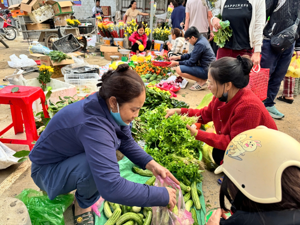 Không khí nhộn nhịp tại chợ Song sáng 29 tháng chạp