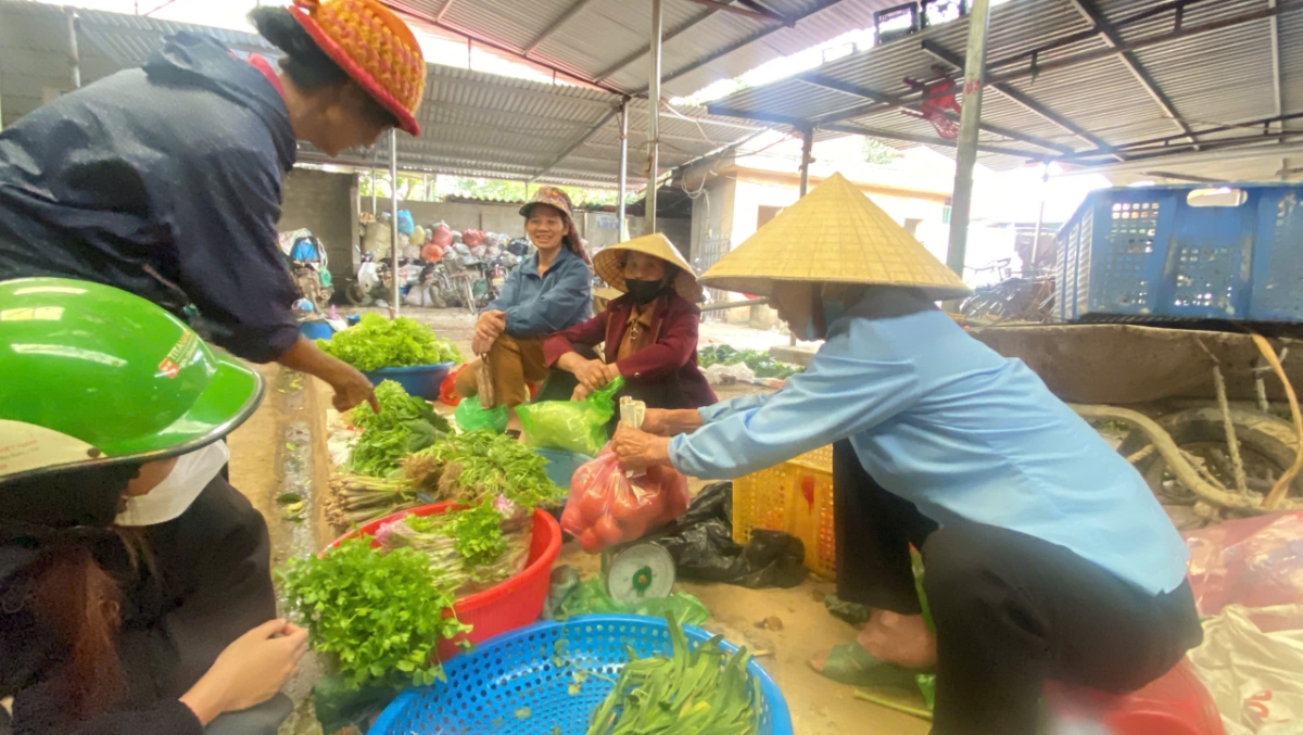 Người dân lựa từng bó rau chuẩn bị cho bữa cơm cuối năm