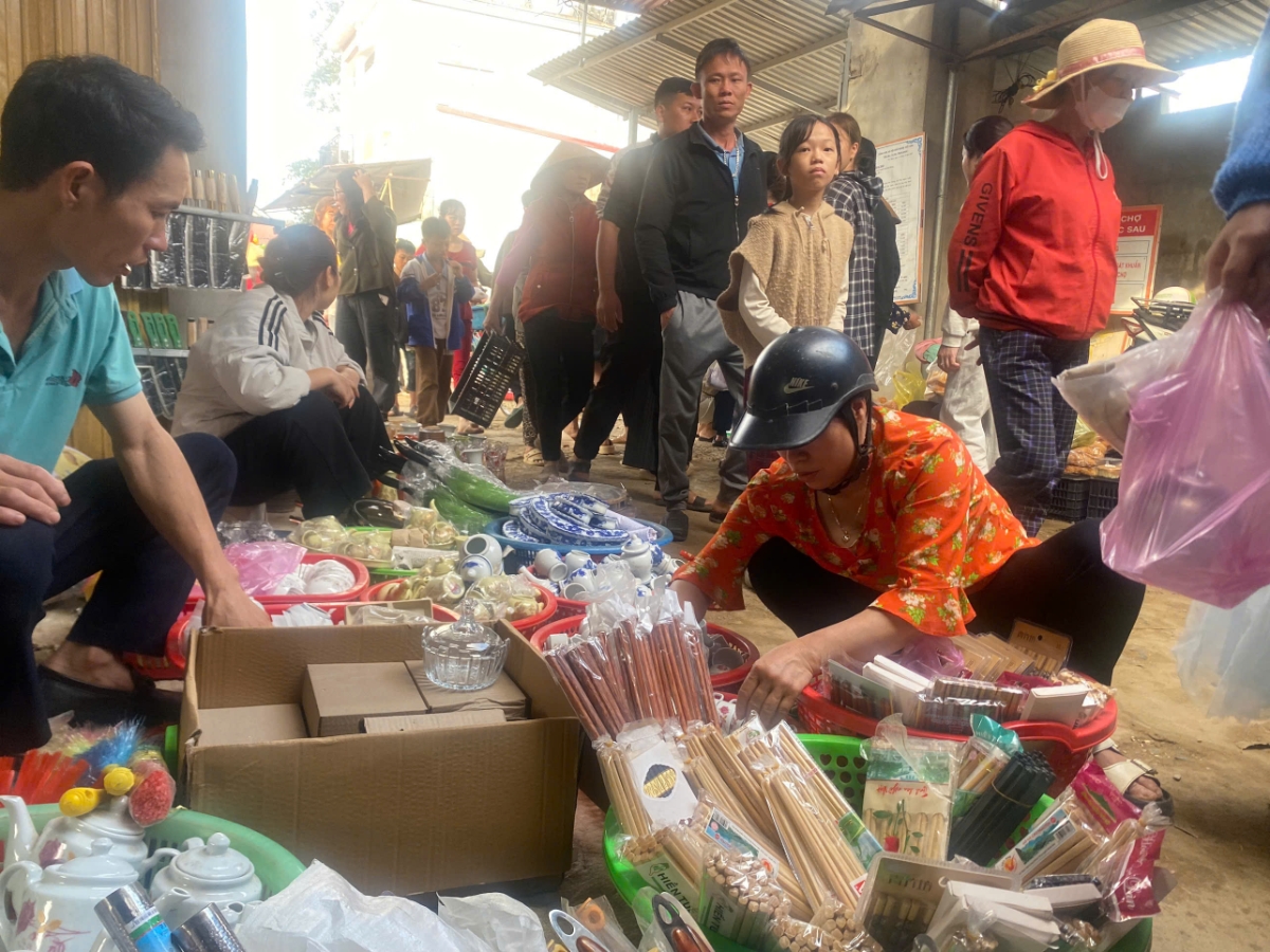 Gian hàng gia dụng thu hút đông người mua sắm cuối năm